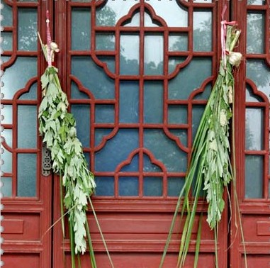 端午节习俗：挂艾草与菖蒲