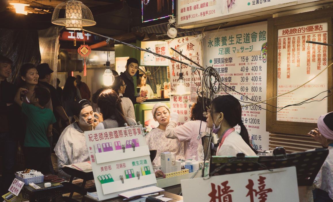 台北民众体验传统“挽面” 曾为出嫁习俗