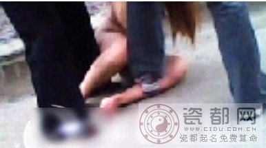 女子当街被几名妇女联手扒衣泼粪 是小三惨遭原配报复