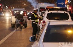 北京警车违章停车被贴罚单