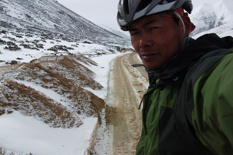 东达山雪地翻车