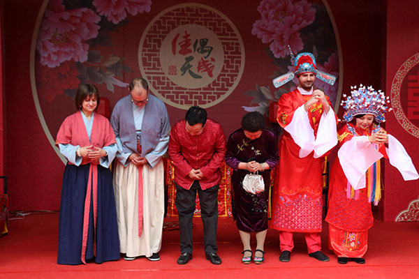 老外用传统中式婚礼迎娶中国姑娘