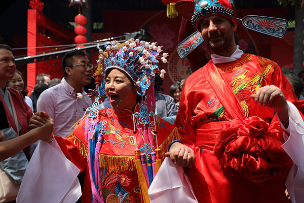 老外用传统中式婚礼迎娶中国姑娘