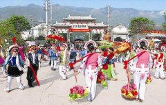 白族在传统节日中会举行哪些活动？