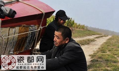 农村丧葬习俗：棺材重1.2吨需16人抬，扶灵者称见棺发财